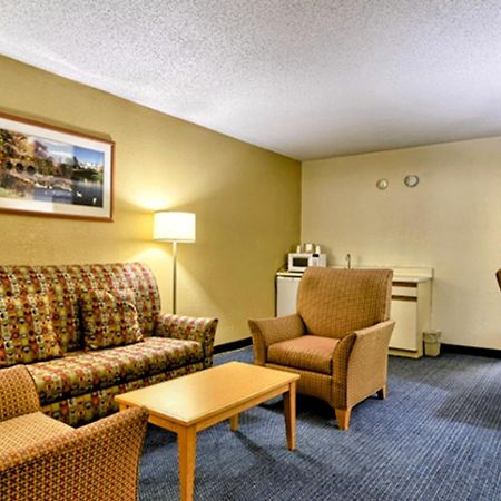 Katahdin Inn&Suites Millinocket Exterior foto
