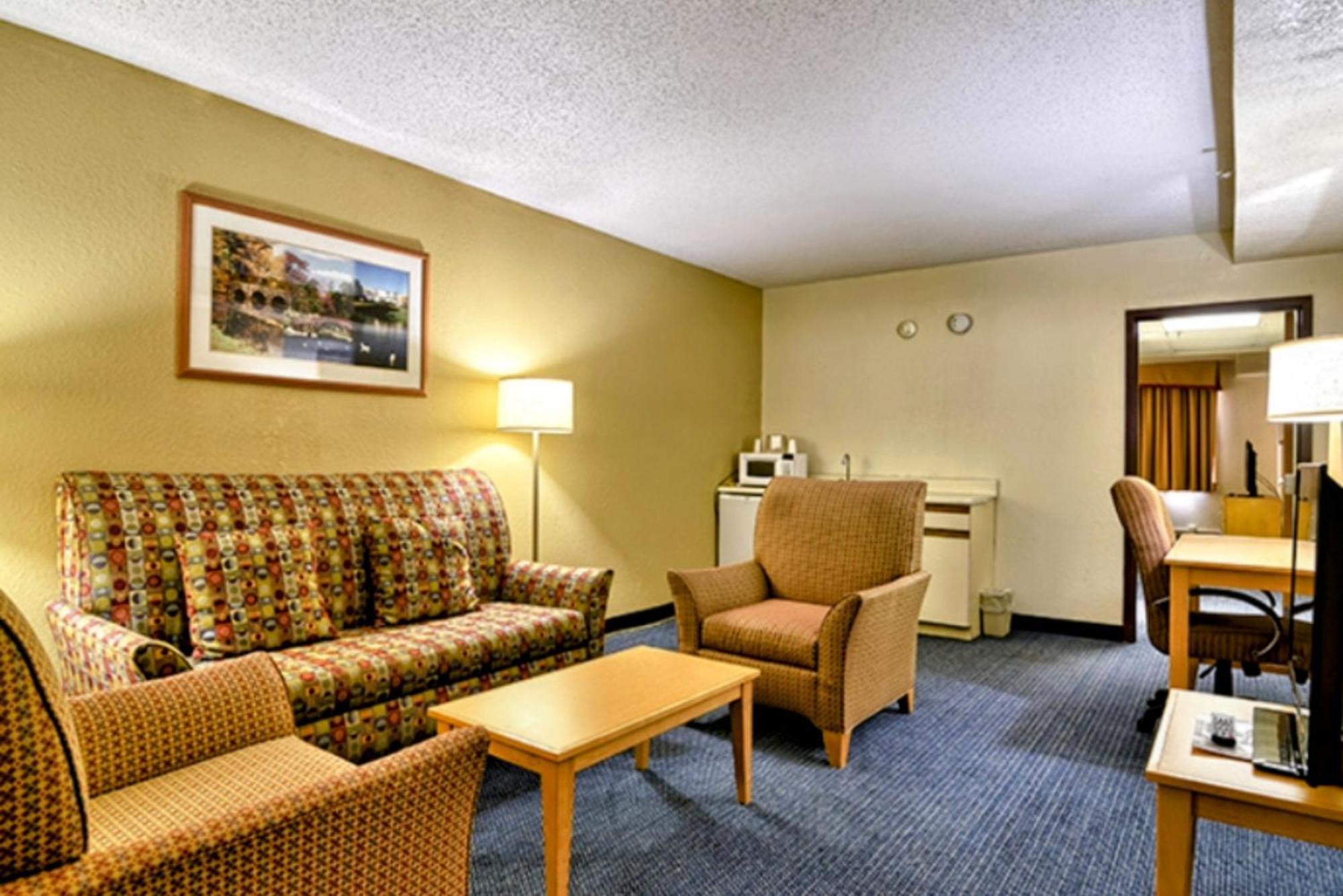 Katahdin Inn&Suites Millinocket Exterior foto