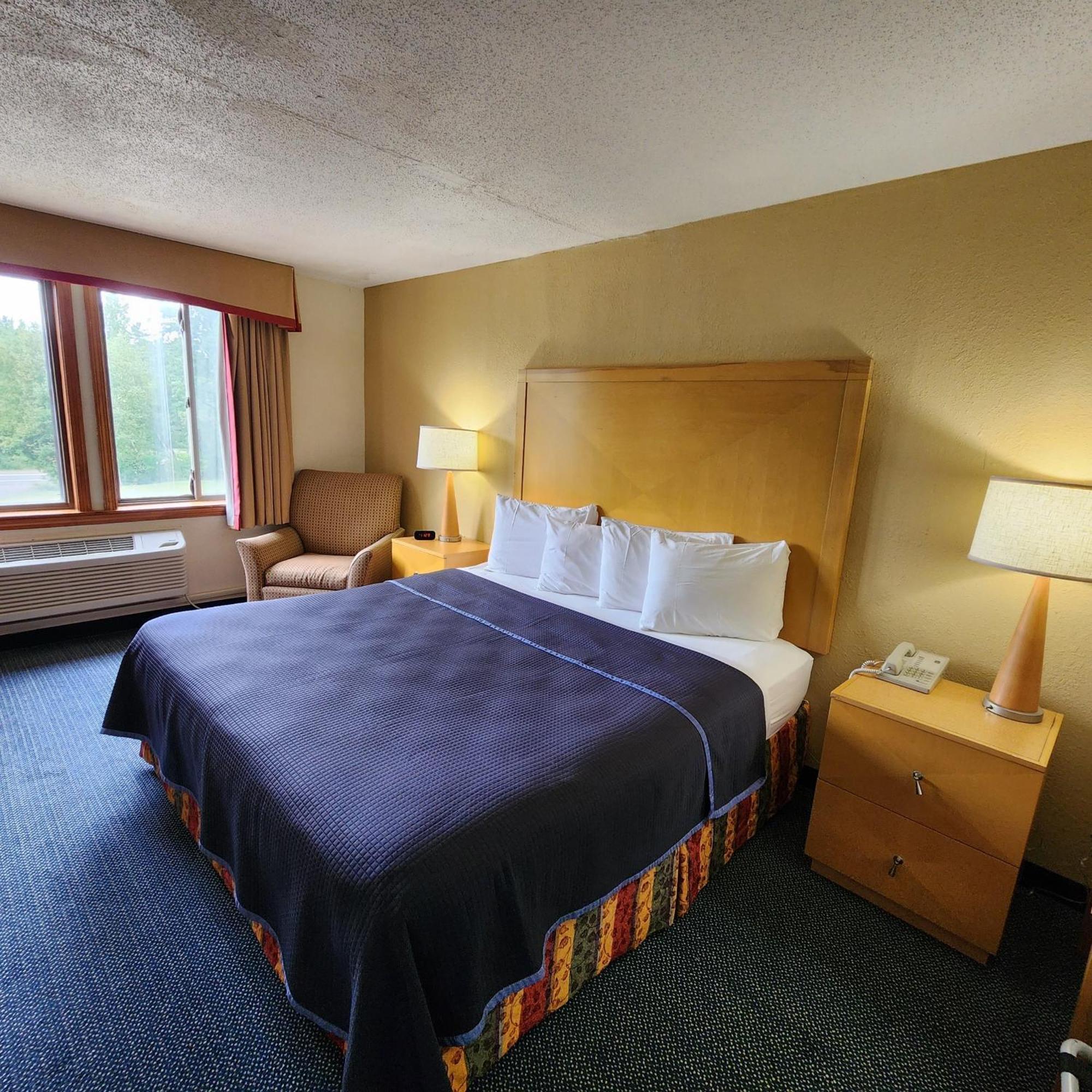 Katahdin Inn&Suites Millinocket Exterior foto