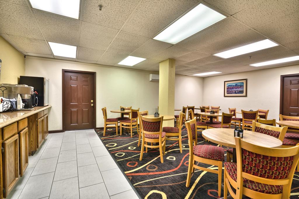 Katahdin Inn&Suites Millinocket Exterior foto