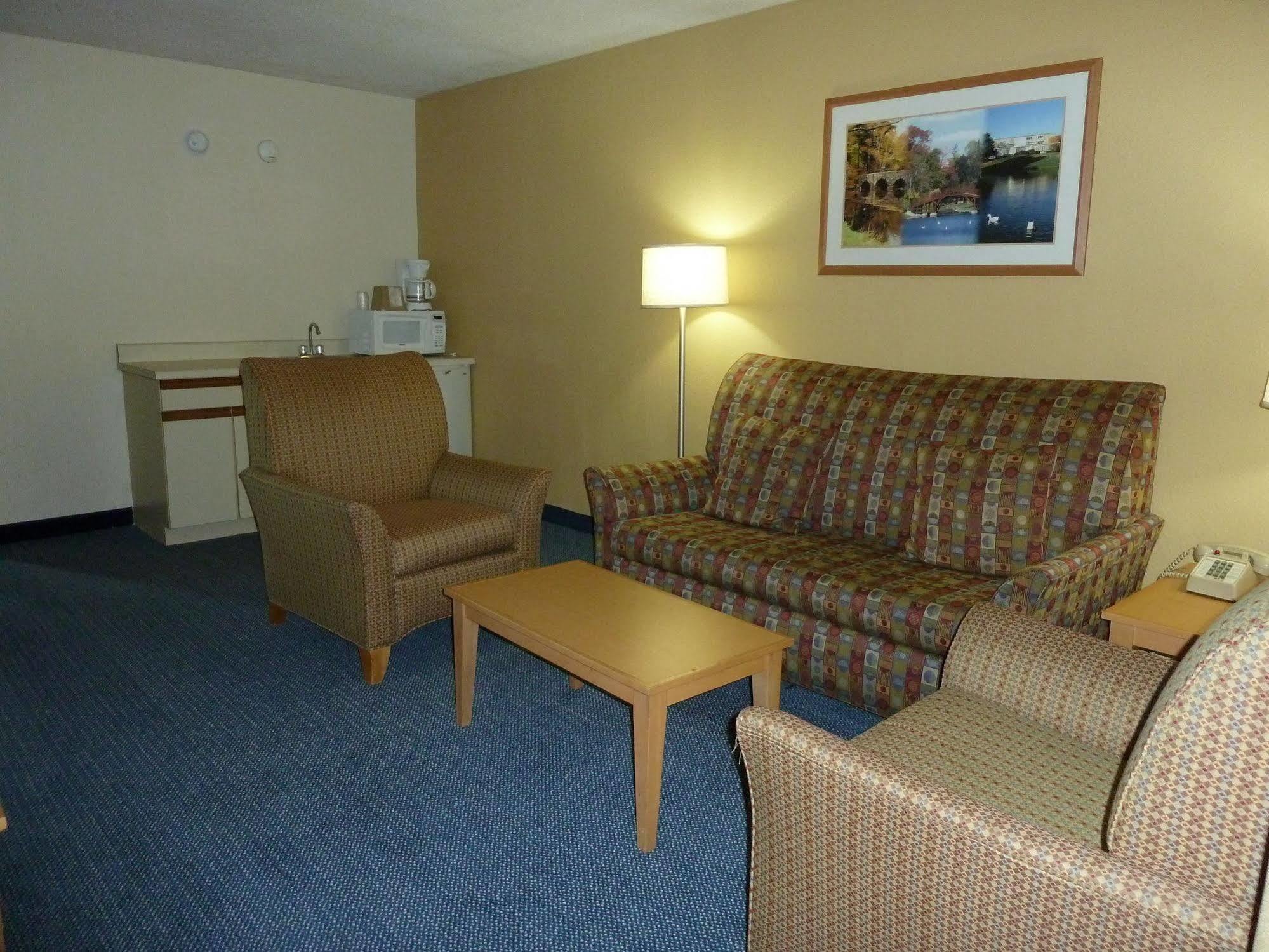 Katahdin Inn&Suites Millinocket Exterior foto