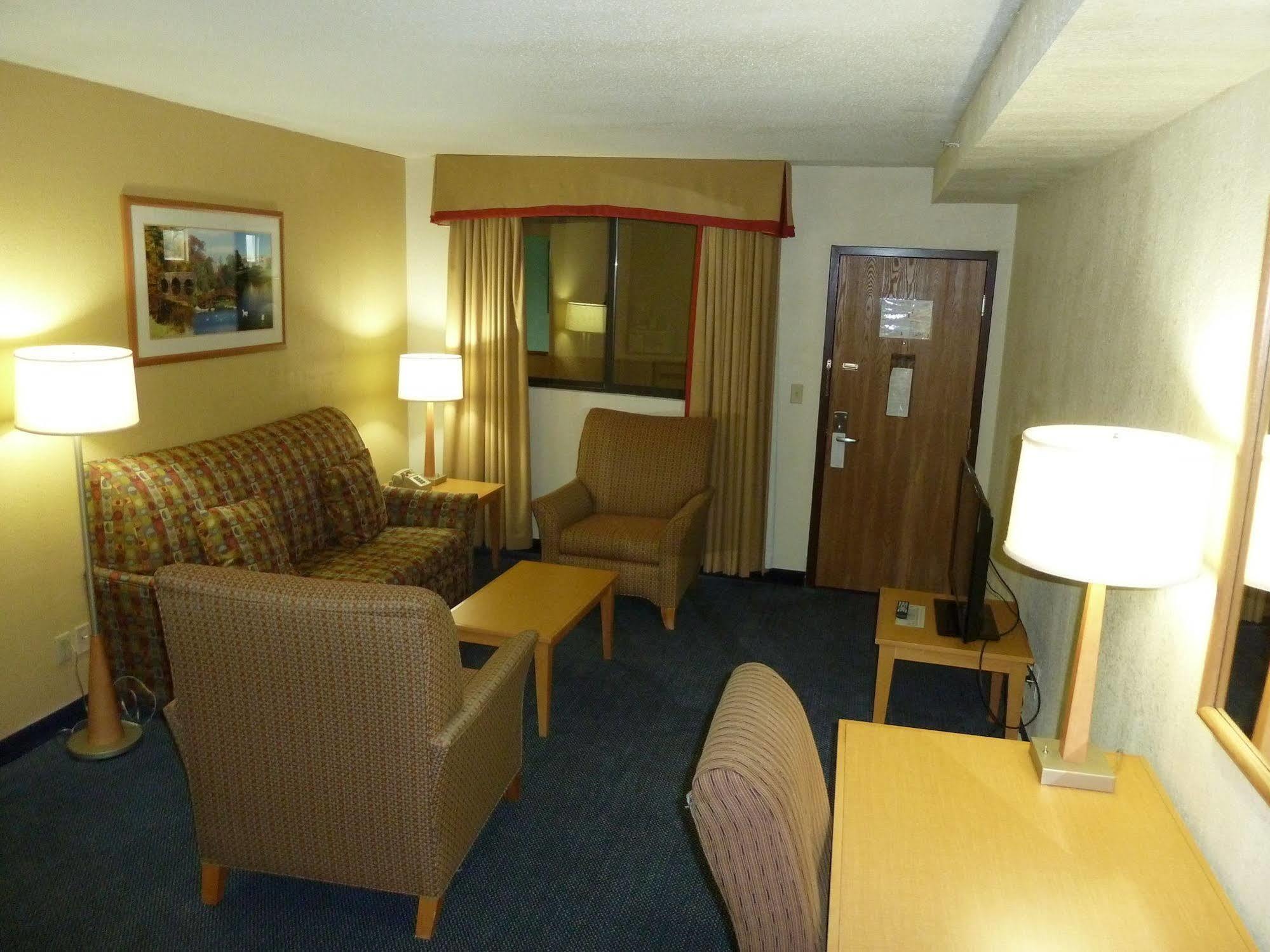 Katahdin Inn&Suites Millinocket Exterior foto