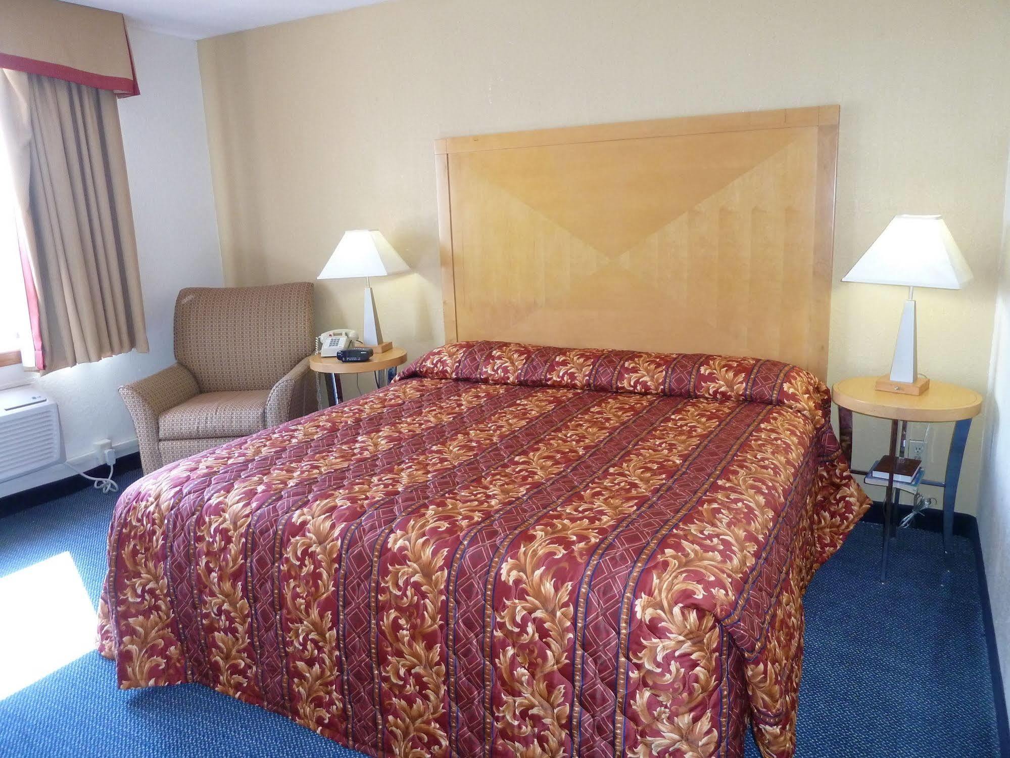 Katahdin Inn&Suites Millinocket Exterior foto