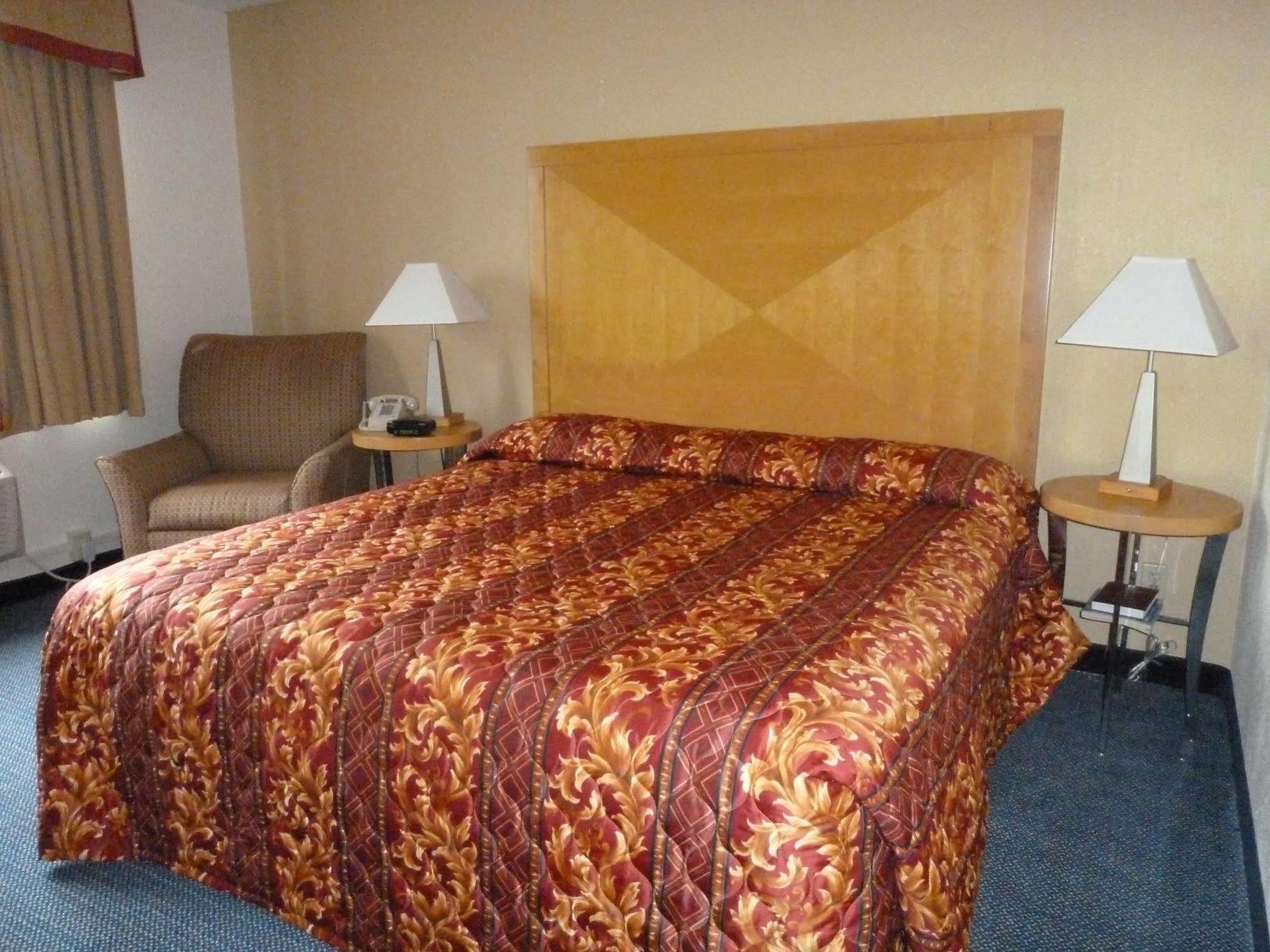 Katahdin Inn&Suites Millinocket Exterior foto
